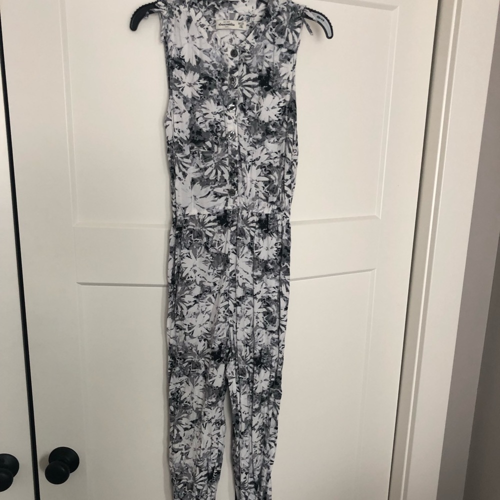 Abercrombie Romper. Gathered elastic waist & ankle
